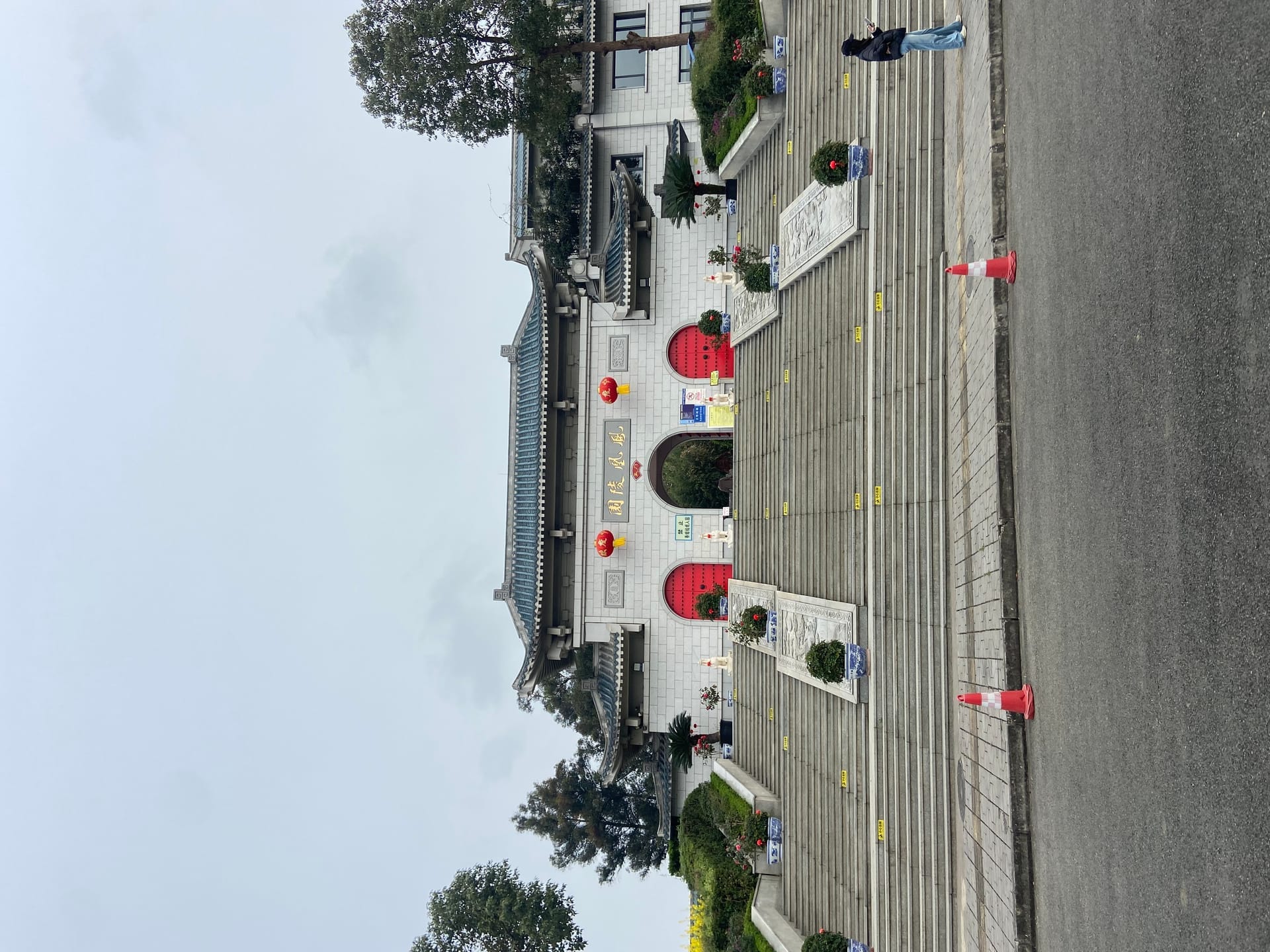 凤凰陵园大门石阶