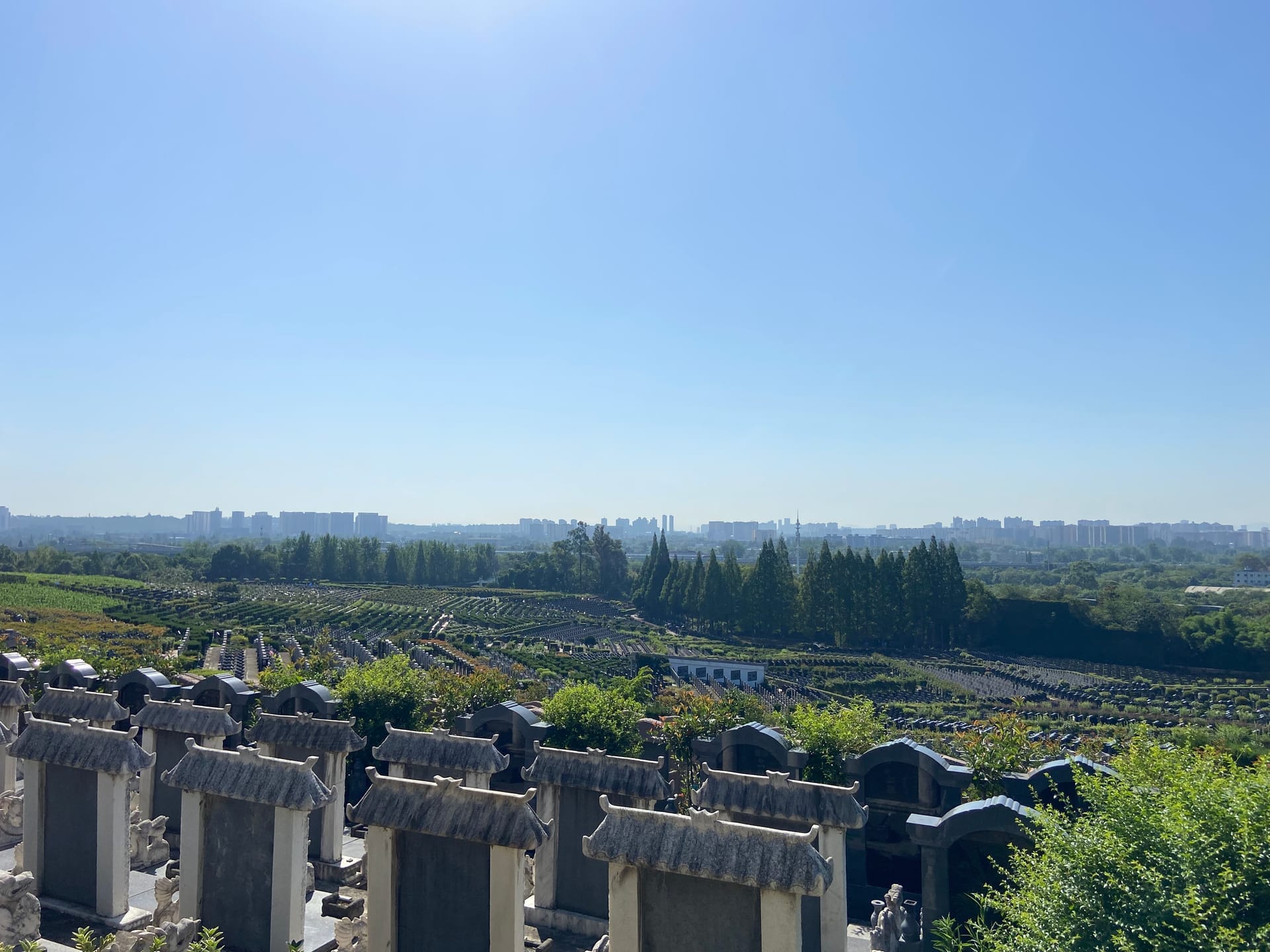 凤凰陵园俯瞰与城市天际线